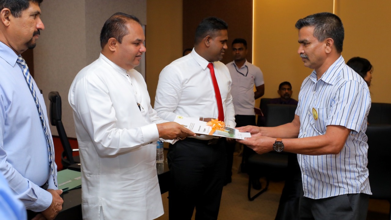 බොරැල්ල “සහස්පුර”හා අනුරපුර “තුරුඉතුරුගම” නිවාස ව්‍යාපෘතියේ හිමිකම් ඔප්පු බෙදෙයි