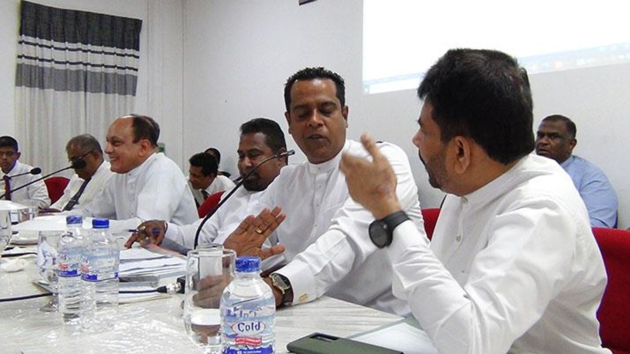 රජයේ ඉඩමකට මන්ත්‍රී දෙන්නෙක් ගැටෙති