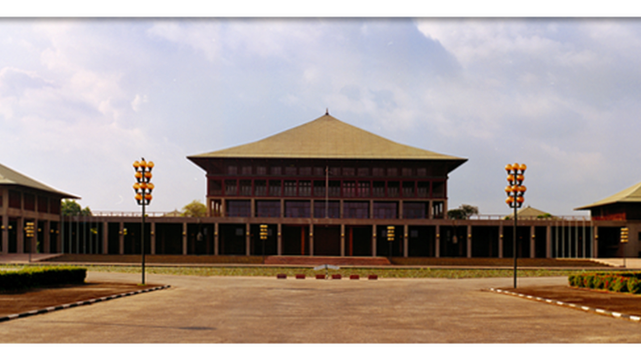 මාසෙකට ලක්ෂ ගණනක කාපු හිටපු කතානායකවරයා