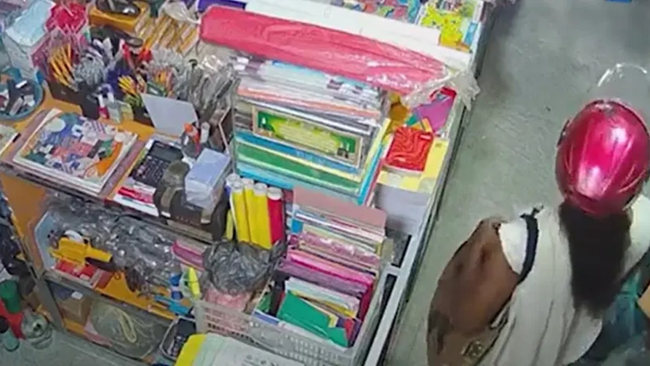 ‌නිල ඇඳුමින් සොරකමේ ආ ග්‍රාම සේවක නෝනා (CCTV දර්ශන සහිතයි)