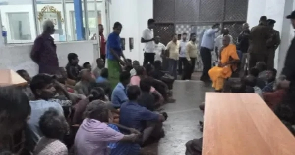 මහවැලි ඉඩම් ප්‍රශ්නය නිසා අම්පිටියේ හිමි වැලිකන්ද මහවැලි කාර්යාලයේ යකා නටයි