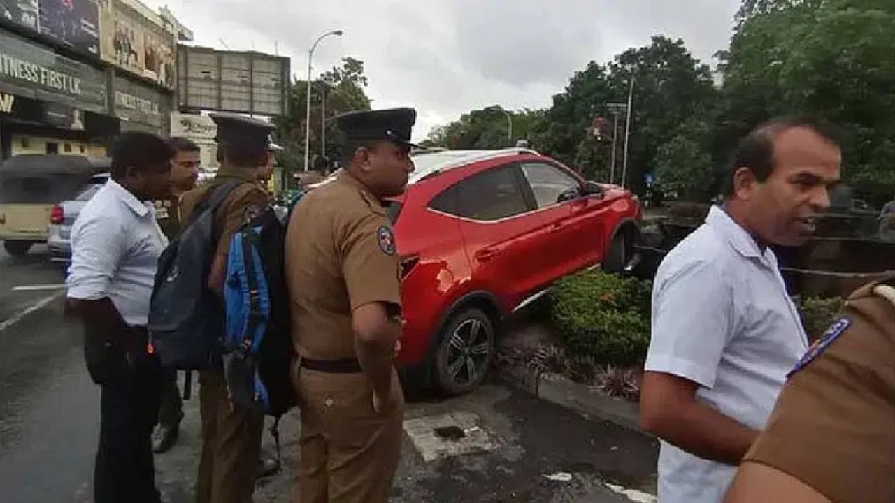 පොලිස් ලොක්කාගේ පුතා පැදවූ රථයට පොලිස් නිලධාරියෙකු යටවෙයි