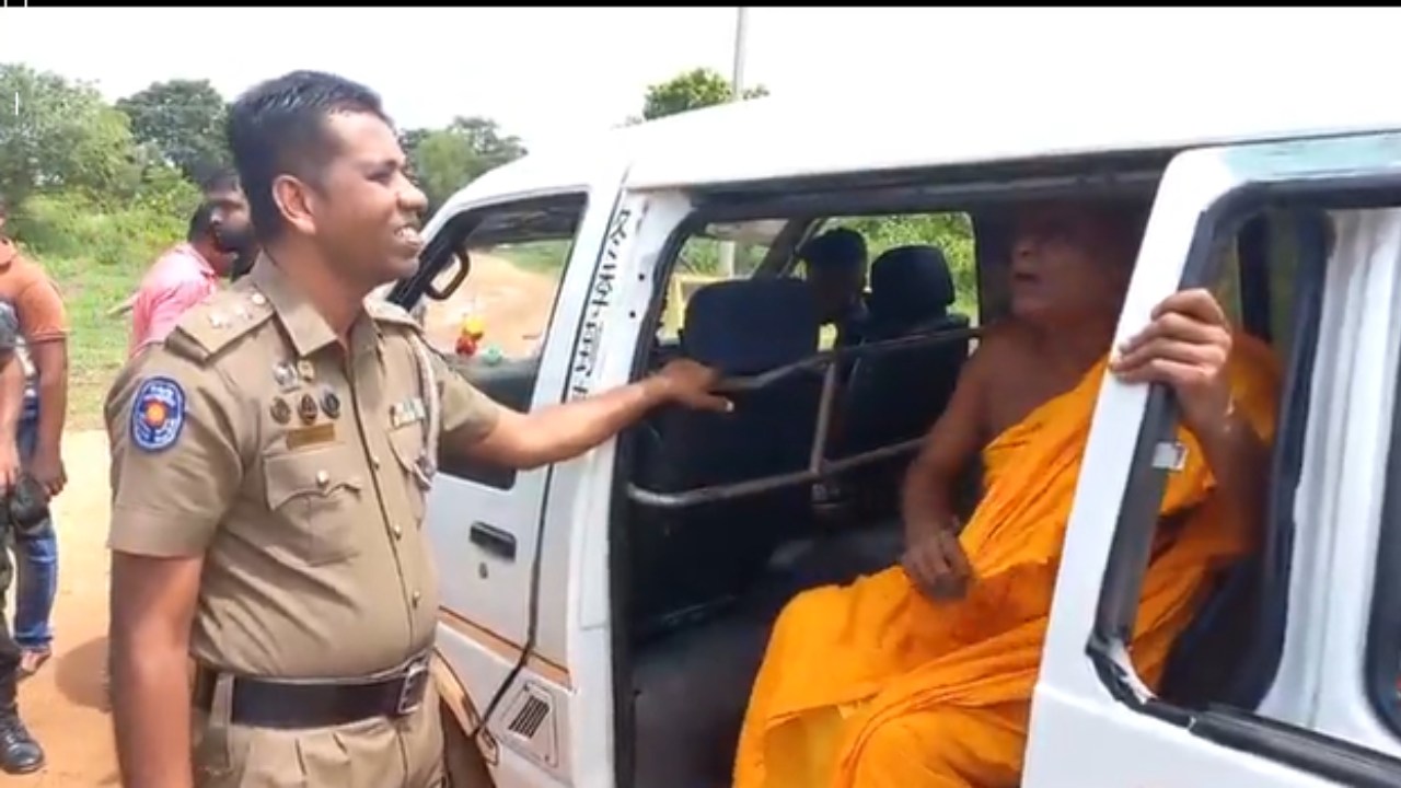 “යකෝ මේක සිවුර – රාසමානික්කම්ගේ අණට හොරෙන් බුදු පිළිමෙත් අරන් ගියා ” – අම්පිටියේ හිමි මඩකලපුවේ යකා නටයි (VIDEO)
