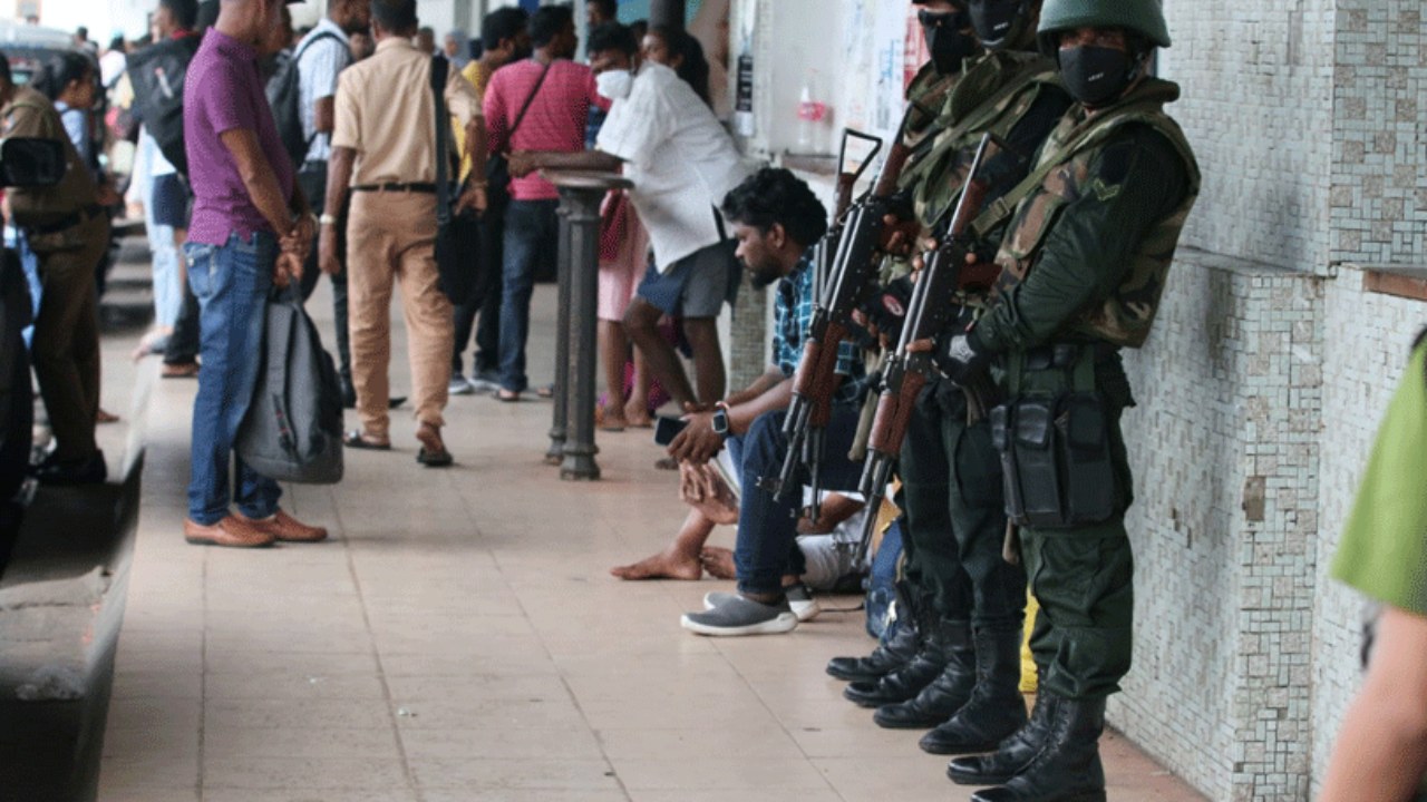 මගීහු හා දුම්රිය සේවකයෝ ගැටුමක