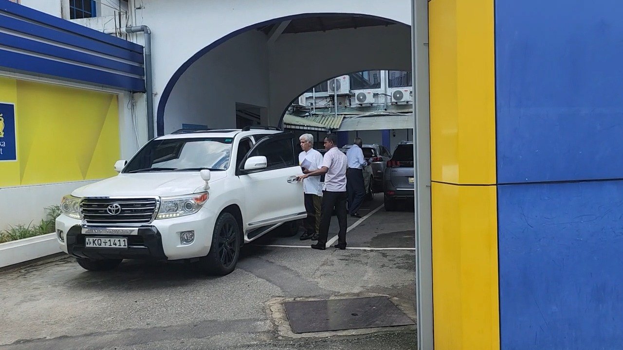 ක්‍රිකට් අතුරු කමිටුවට ලැබුණු තහනම සමඟ අර්ජුන රණතුංග ඇතුළු පිරිස ක්‍රිකට් ආයතනයෙන් පිටව යයි (VIDEO)