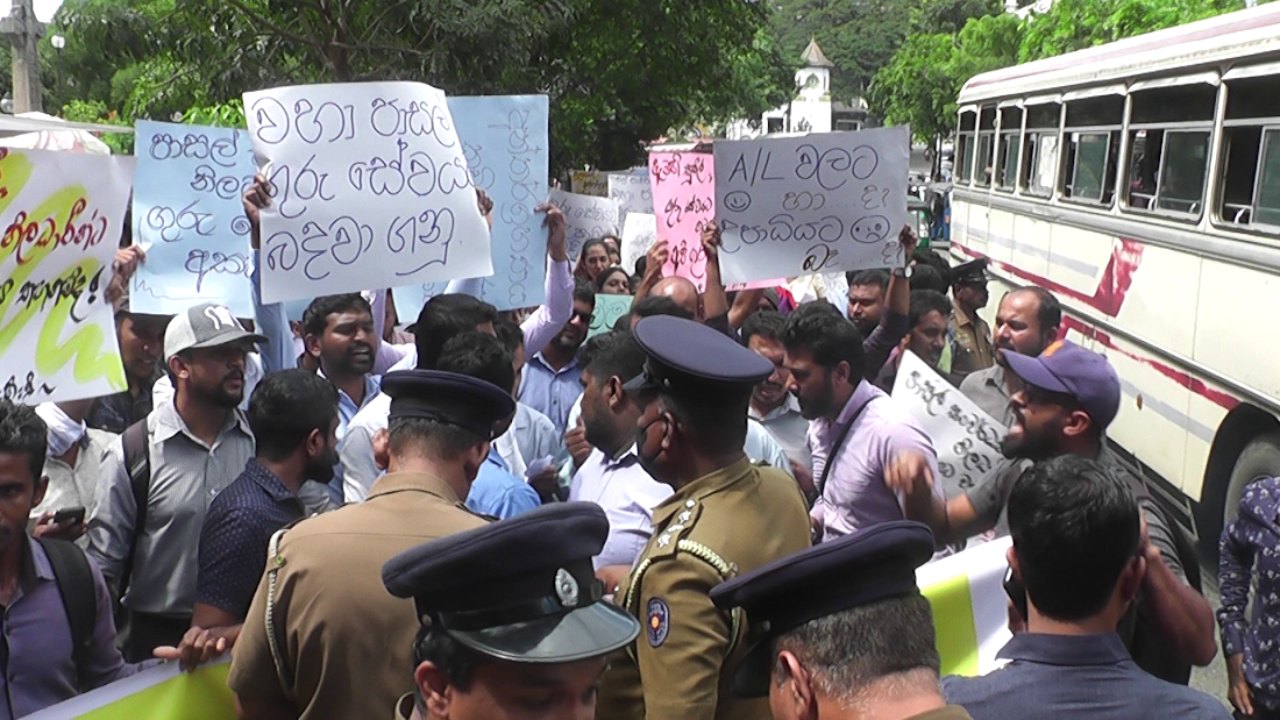 සංවර්ධන නිලධාරීන් හා පොලිසිය අතර උණුසුම් තත්වයක්