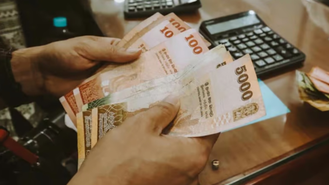 රජයේ හා පෞද්ගලික අංශයේ වැටුප් ආයෙත් ඉහළට – මේ මාසෙත් පඩි වැඩිකිරීමේ අදියරක්