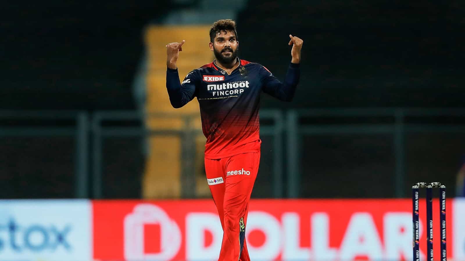 RCB වනිඳු හසරංග ඉවත දමද්දී ,මතීෂ සහ මහීෂ් චෙන්නායි රදවා ගනී