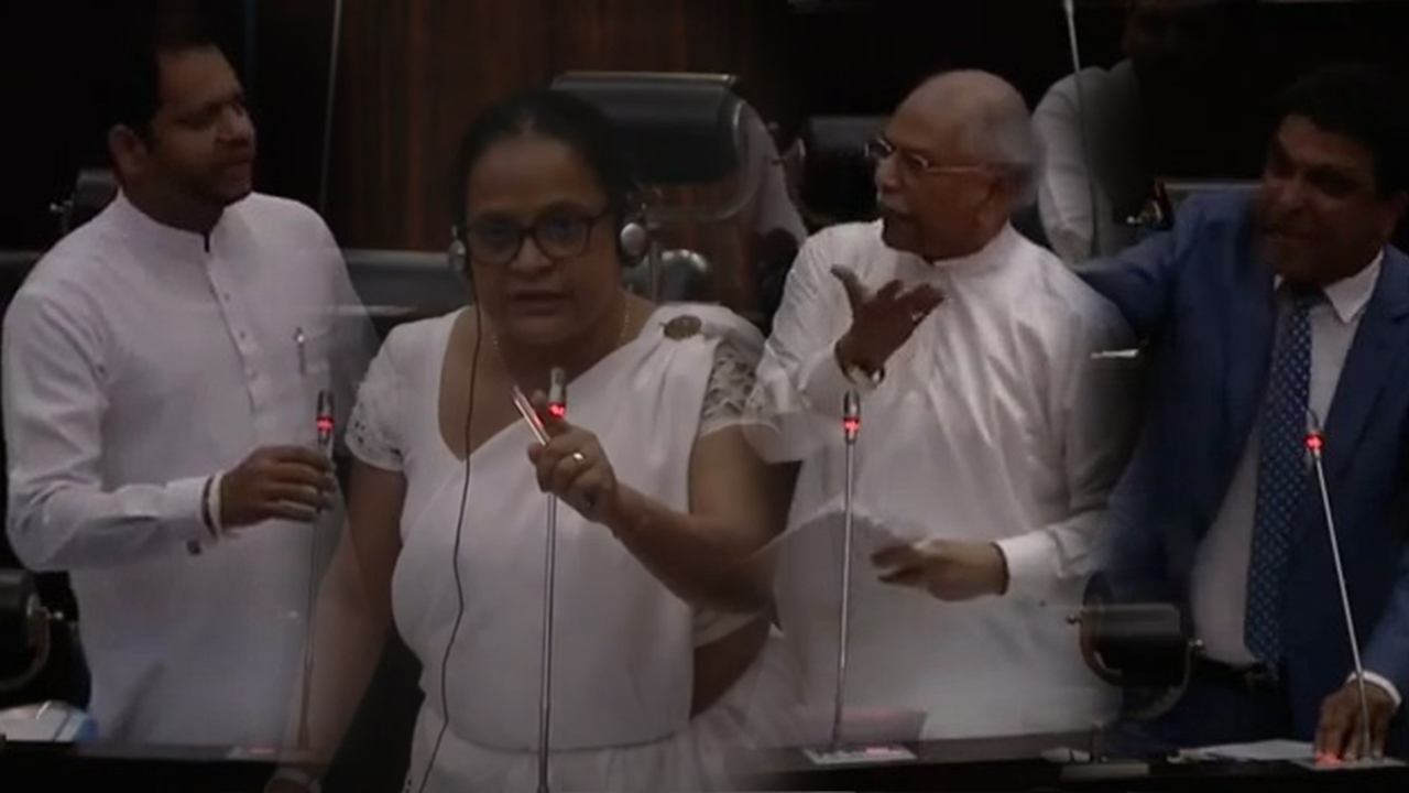 “සජබේ රෝහිණිව සතුටු කරන්න විදිහ මම දන්නේ නැහැ” – පොහොට්ටුවේ අශෝක ප්‍රසිද්ධියේම කියයි (VIDEO)