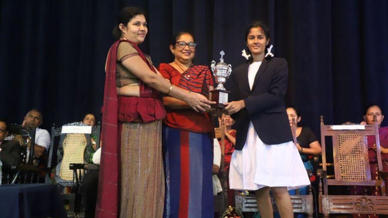 අපොස සාපෙළ ලංකාවෙන් ප්‍රථමයා වූ සමාධිට මහාමායාවෙන් උපහාර