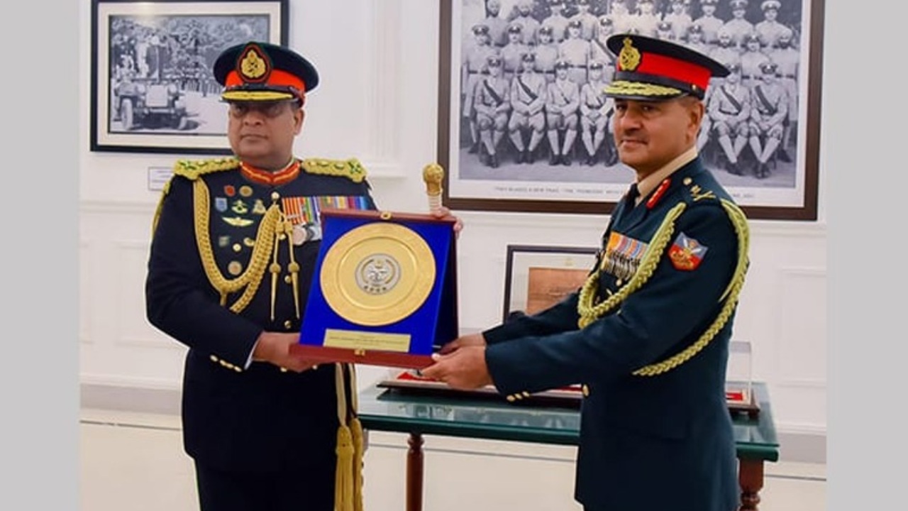 ඉන්දීය හමුදා ඇකඩමියේ විසිරයාමේ පෙළපාලියේ ප්‍රධාන ආරාධිත අමුත්තා ආරක්‍ෂක මාණ්ඩලික ප්‍රධානී ජෙනරාල් ශවේන්ද්‍ර සිල්වා