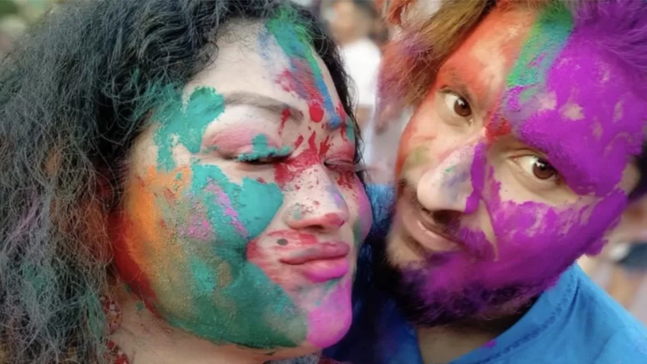 “අපි ගෙදර සුද්ද කරන්නේ එකට, උයන්නේ එකට, මම මායාගේ කුකුළු මස් කරියට හරි ම කැමතියි,” – නීතිමය බාධකයක හිරවූ නේපාල සමලිංගික විවාහය