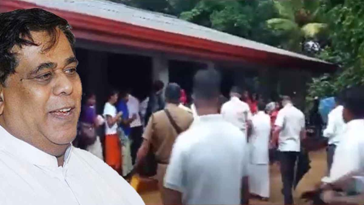 පොත් බෙදන්න ආ ඇමති නිමල් සිරිපාලට විරෝධය (VIDEO)