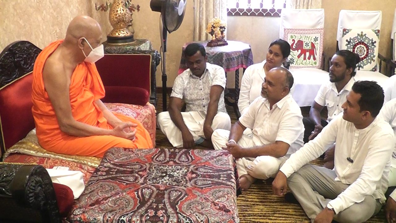 “රටට හිතැති නායකයෙක් පේන්නවත් නෑ” – මල්වතු මහා නා හිමි සිවිල් සංවිධාන හමුවේ පවසති