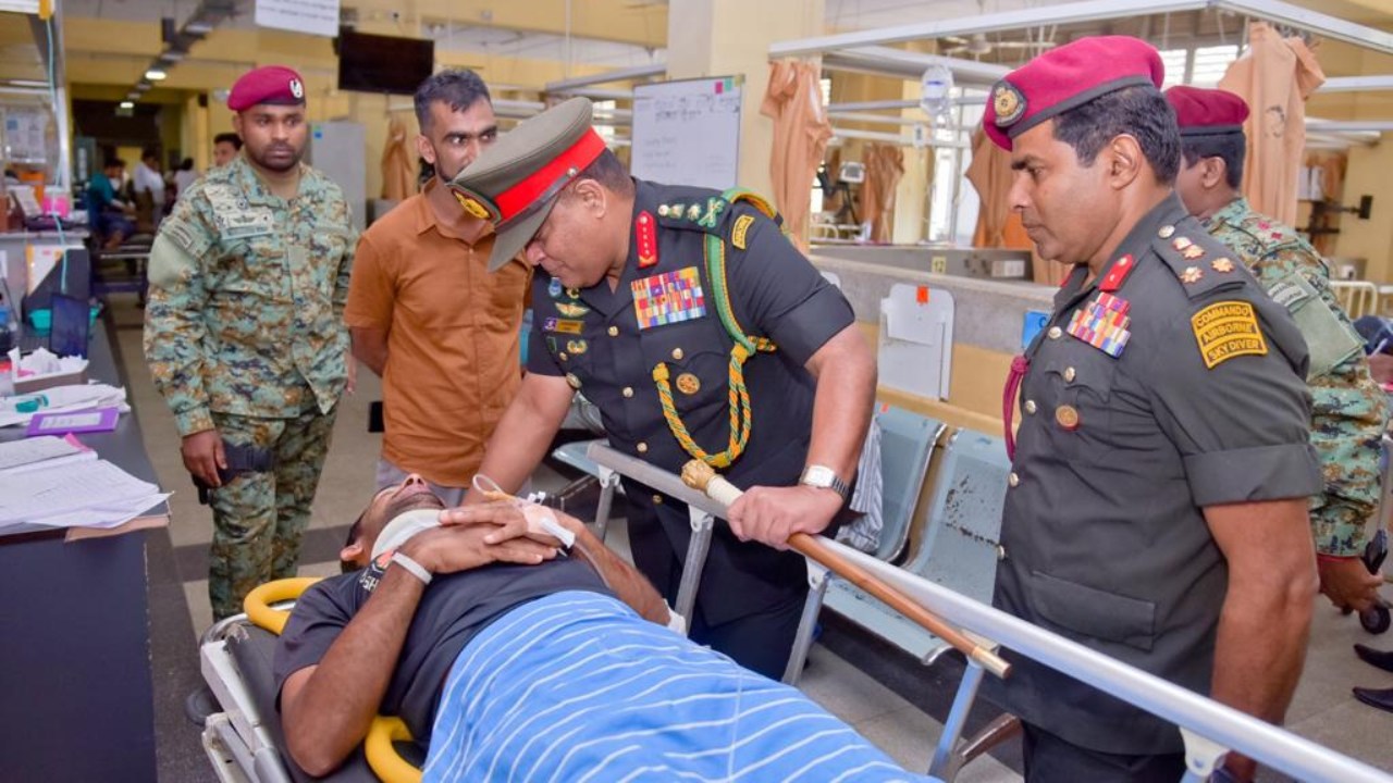 පැරෂුට් පිම්මෙන් තුවාල ලැබූ සෙබළුන්ගේ සුවදුක් බලන්න ශවේන්ද්‍ර සිල්වා රෝහලට