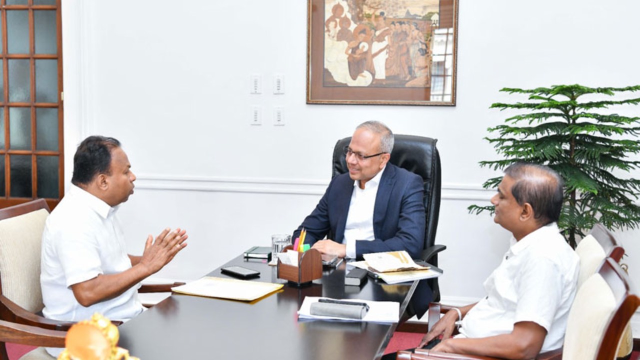 සජබ කොළඹ දිස්ත්‍රික් සංවිධායක පැත්ත මාරු කරයි