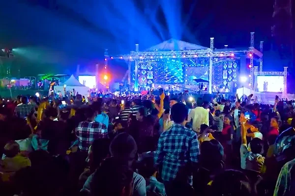 ඊයේ රාත්‍රියේ ඉන්දීය තරු පිරිවරාගත් මෙරට දැවැන්ත සංගීත ප්‍රසංගයක් අතරේ සිදු වූ දේ මෙන්න