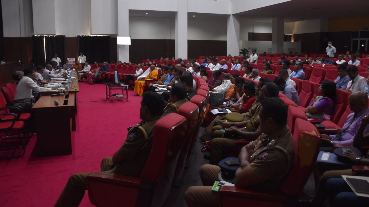 මහනුවර සම්බන්ධීකරණ කමිටුව මාධ්‍යයට තහනම් කිරීමෙන් උණුසුම් තත්ත්වයක්