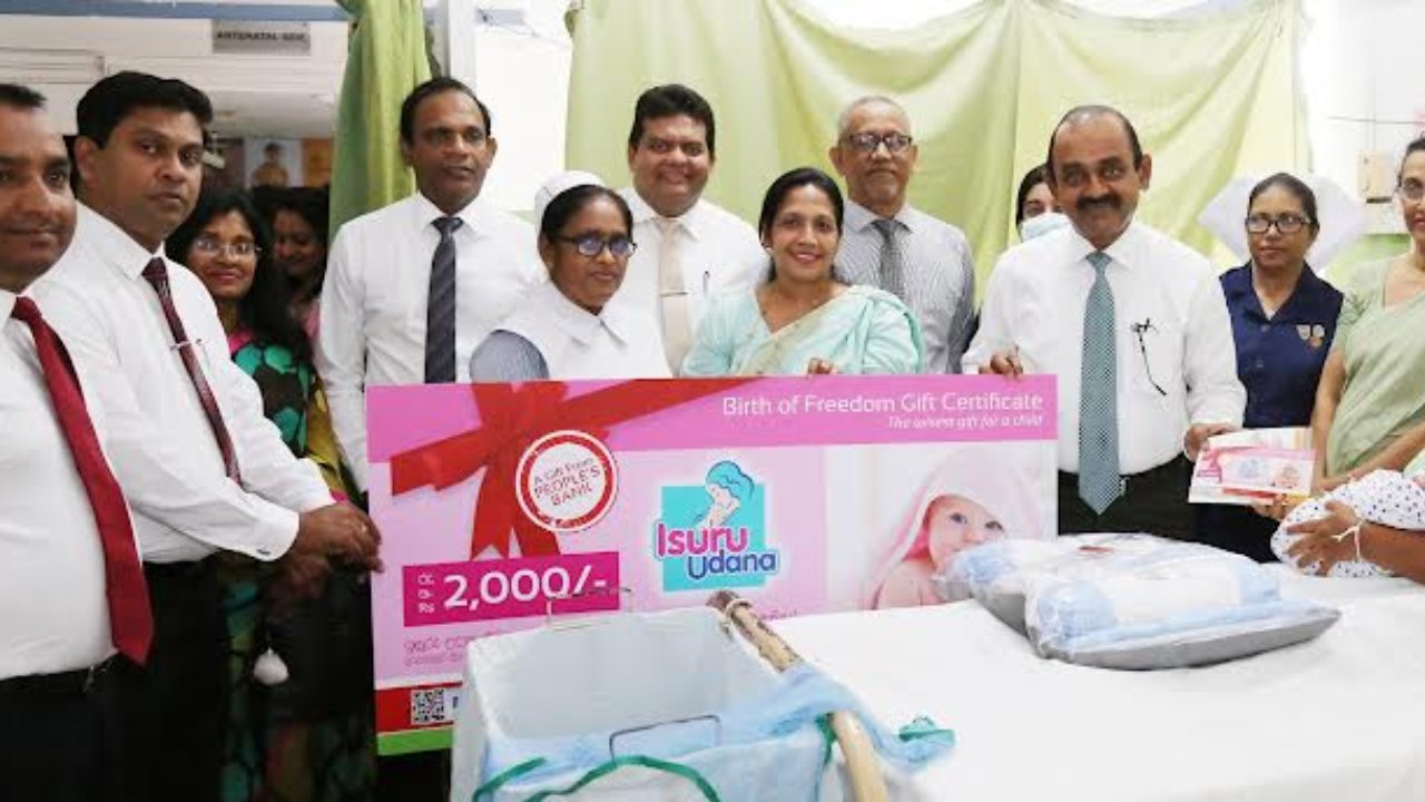 නිදහස් සැමරුම වෙනුවෙන් අලුත උපන් බිළිඳුන්ට මහජන බැංකුවෙන් තිළිණ