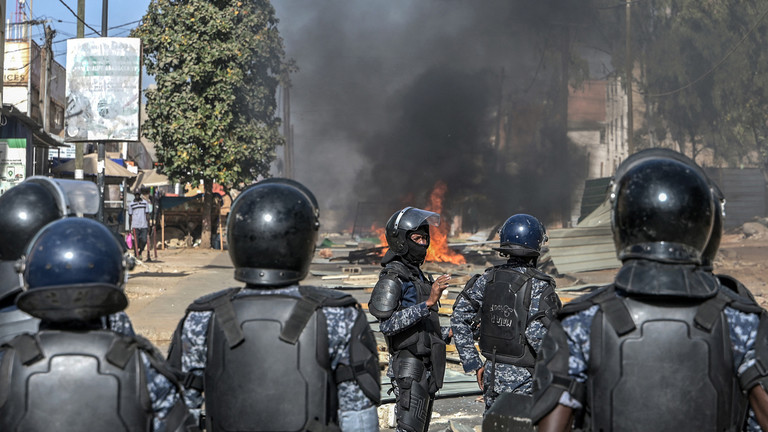 මැතිවරණය කල් දැමීම ගැන සෙනගාලයට දොස්