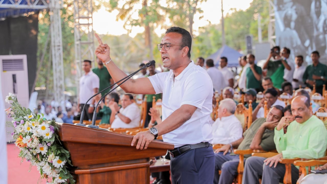 “රට ගොඩ ගත් නායකයා ගැන ආයේ ටෙස්ට් කරන්න දෙයක් නෑ” – මනුෂ