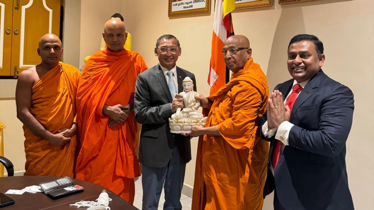 ශ්‍රී ලංකාවේ හිටපු මියන්මාර තානාපති උයන්ගොඩ මෛත්‍රීමූර්ති මහා නාහිමියන් බැහැ දකියි