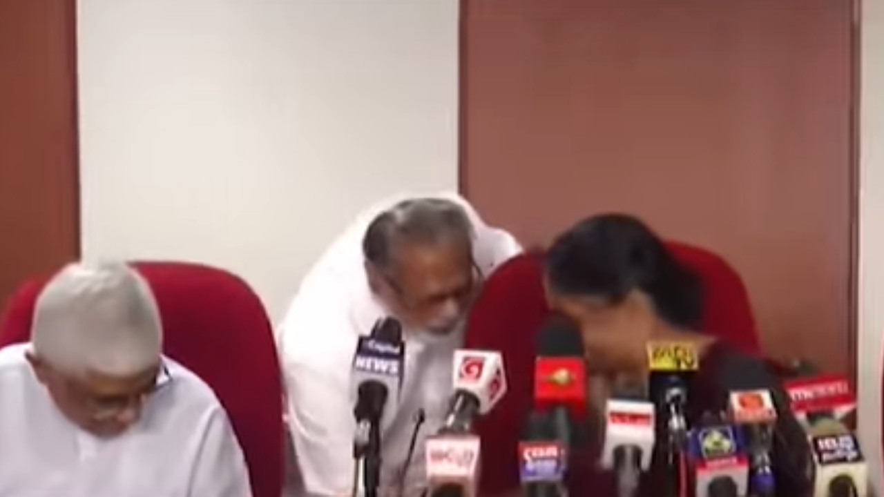 ඇමතිවරයා අමාත්‍යාංශ අතිරේක ලේකම්ගේ පුටුව හදයි (VIDEO)