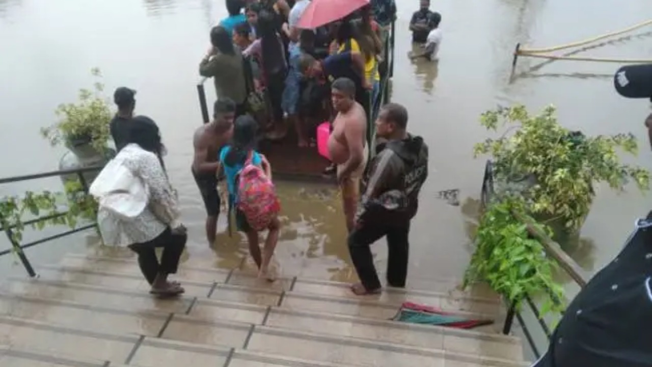 හොරණ ප්‍රදේශයේ ගංවතුරට කොටුවූ 85ක් බෝට්ටු යොදවා මුදා ගැනේ