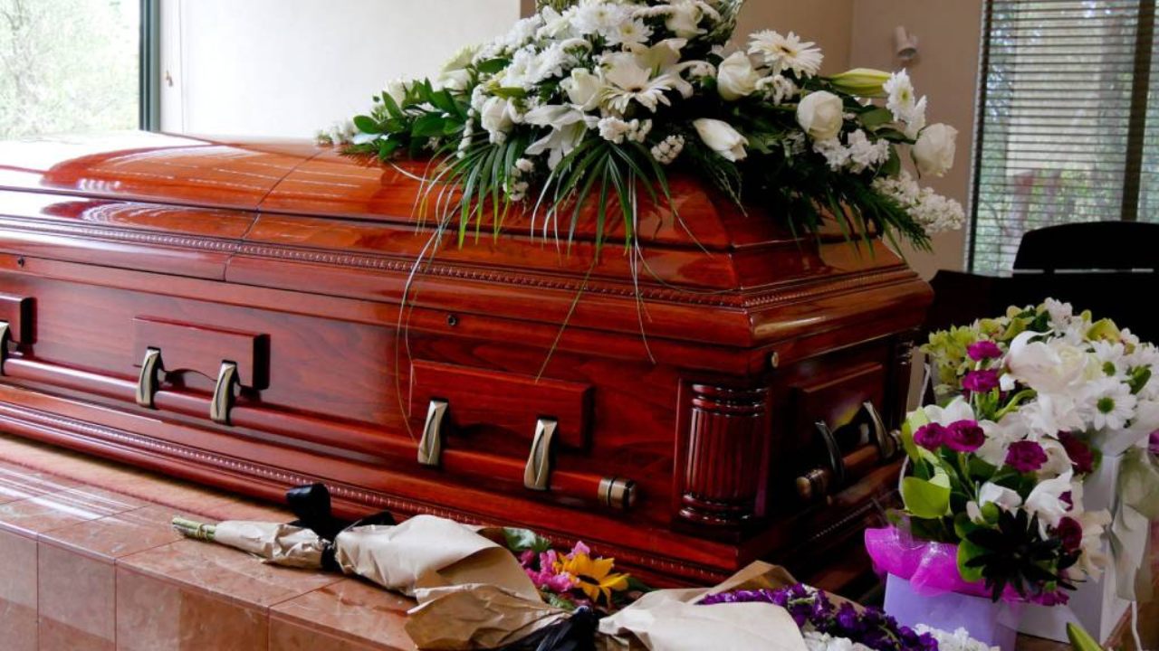 යහතින් සිටි බිරිඳ මියගිය බව පවසා සැමියා මල් ශාලාවෙන් මිනීපෙට්ටියක් අරගෙන ගිහිං – බළං­ගොඩින් අමුතු කතාවක්