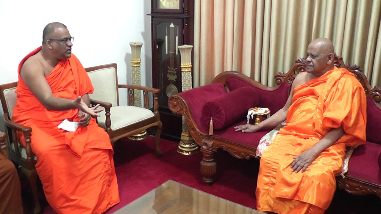 ගලබොඩඅත්තේ ඥානසාර හිමි සිරිල් ගාමිණී පියතුමන්ට හොඳටම දෙහි කපයි