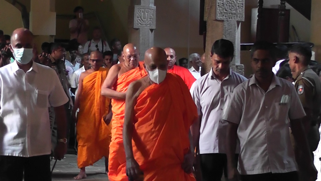 ශ්‍රී දළදා සමිඳු තේවාව මල්වතු විහාරයෙන් අස්ගිරි විහාරයට
